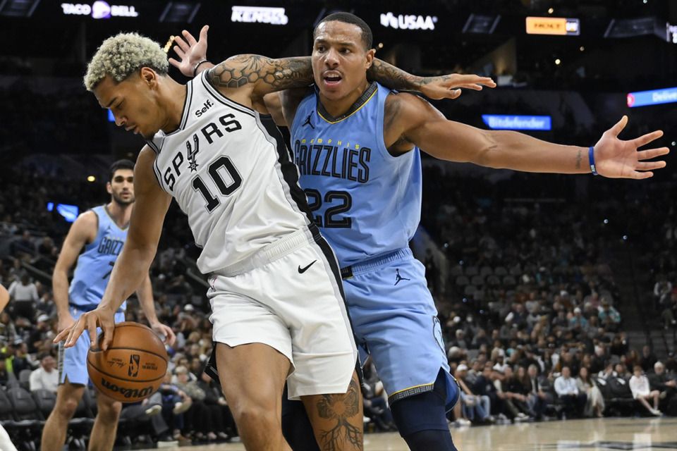 <strong>San Antonio Spurs' Jeremy Sochan (10) tries to get control of the ball next to Memphis Grizzlies' Desmond Bane during the first half of an NBA basketball game Nov. 18 in San Antonio.</strong> (Darren Abate/AP file)