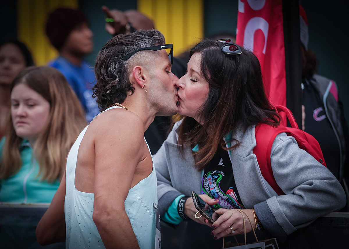 <strong>Michael England kisses his wife, Cigi, before the start of the St. Jude Memphis Marathon Dec. 2.</strong> (Patrick Lantrip/The Daily Memphian)