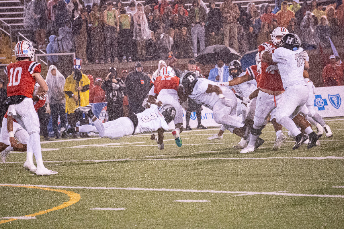 <strong>Houston&rsquo;s defense never let Murfreesboro Oakland&rsquo;s offense get going as the Mustangs defeated the Patriots 24-9 to win the Class 6A state football championship Saturday in Chattanooga.</strong> (Courtesy Larry Knox of Kelly Day Portraits)