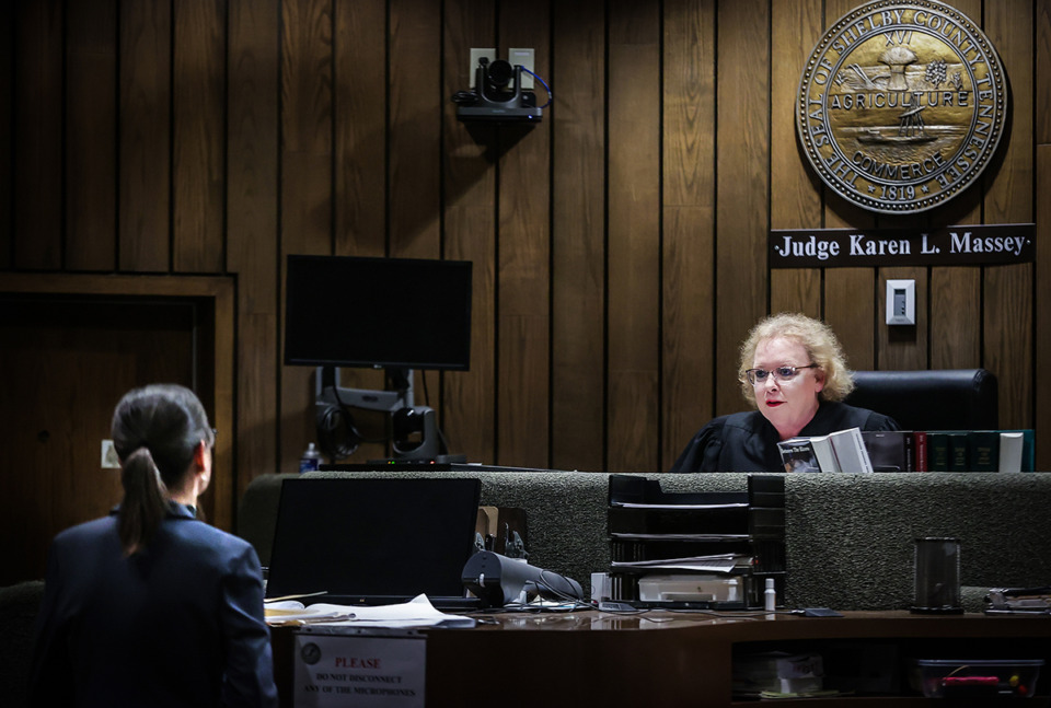 <strong>Shelby County General Sessions Criminal Court Division 11 Judge Karen Massey speaks with assistant public defender Jennifer Case during a Nov. 30, 2023 hearing for Calvin Mitchell.</strong> (Patrick Lantrip/The Daily Memphian)