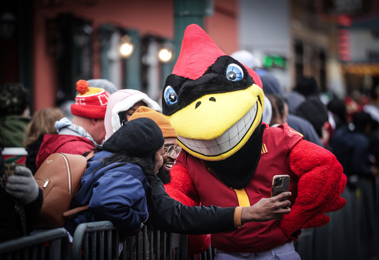 <strong>Fans take pictures with Cy, the Iowa State mascot, during the AutoZone Liberty Bowl Parade on&nbsp;Beale Street Dec. 28, 2023.</strong> (Patrick Lantrip/The Daily Memphian)