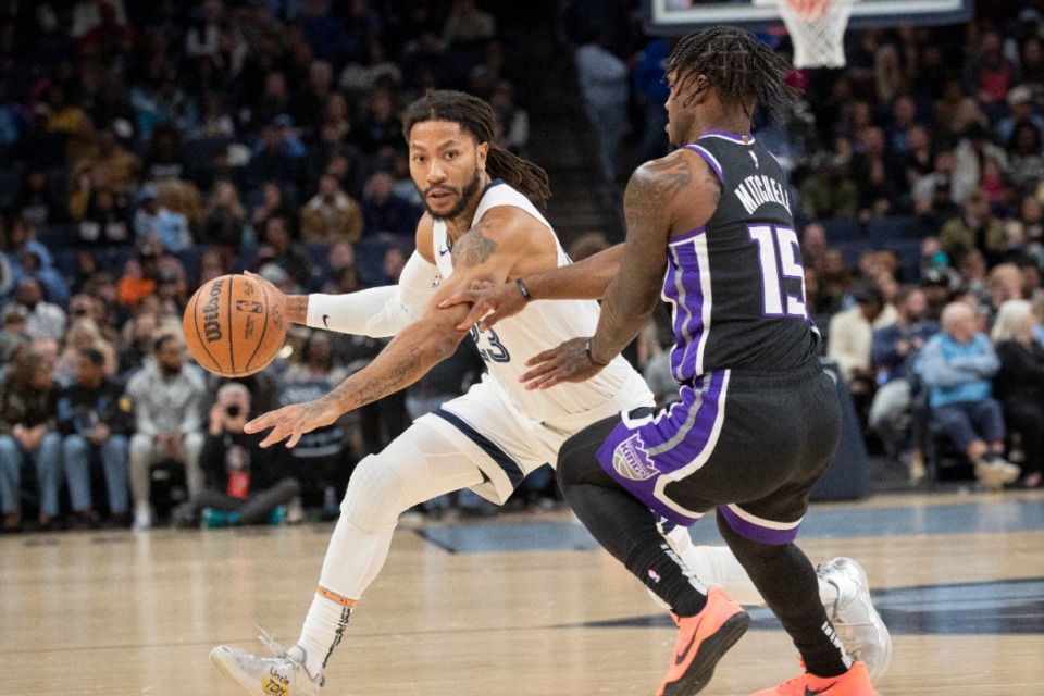 <strong>Memphis Grizzlies guard Derrick Rose dribbles the ball defended by Sacramento Kings guard Davion Mitchell in the New Year&rsquo;s Eve 2023 game.</strong> (Nikki Boertman/AP Photo)