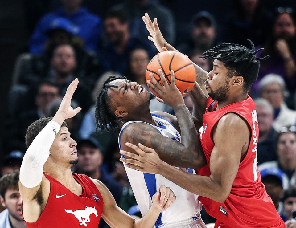 <strong>University of Memphis guard Jaykwon Walton,&nbsp; middle, drives the lane against SMU Samuell Williamson, left, and Keon Ambrose-Hylton,&nbsp; right, during action on Sunday, Jan. 7.</strong> (Mark Weber/The Daily Memphian)