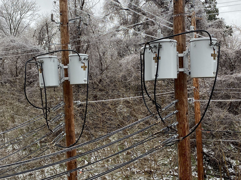 <strong>Ice coats power lines near Downtown in February 2022.</strong> (Bill Dries/The Daily Memphian file)