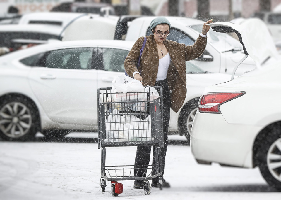 <strong>Cash Saver customers grab last-minute items as snow falls Jan. 14.</strong> (Mark Weber/The Daily Memphian)