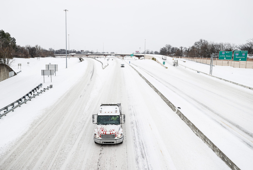 <strong>Memphis Light, Gas and Water is asking customers to conserve power as the region creeps toward record power demand.&nbsp;Drivers make their way down I-240 as snow falls on Monday, January 15, 2024.</strong> (Mark Weber/The Daily Memphian)