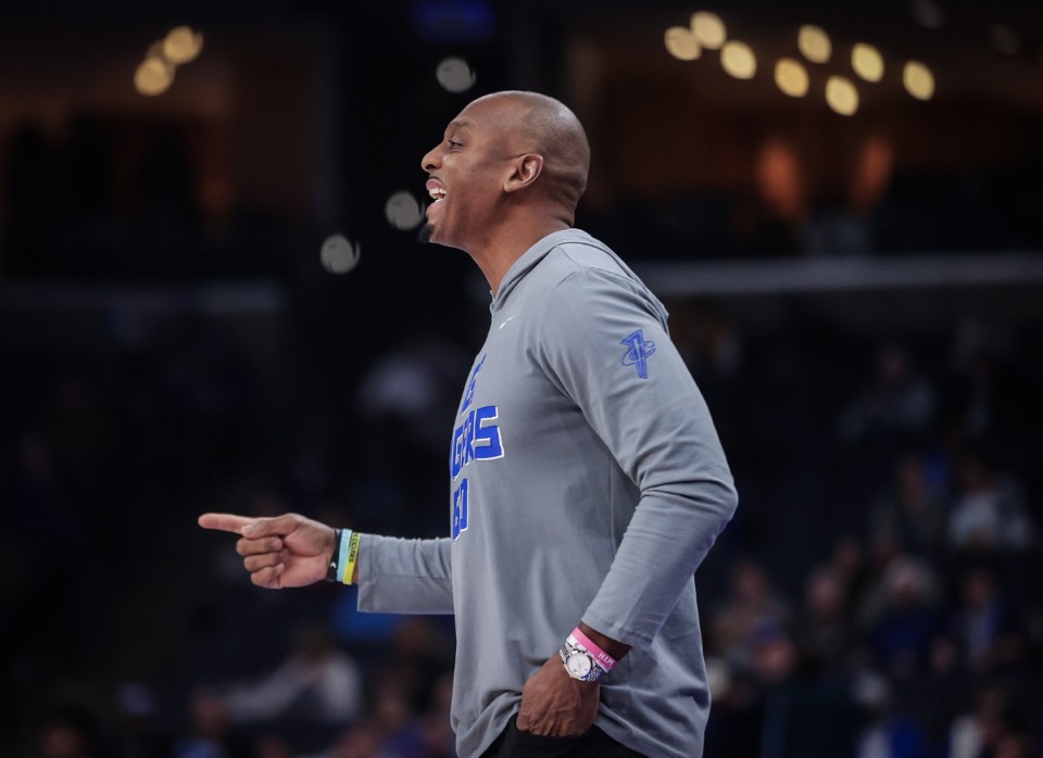 <strong>University of Memphis coach Penny Hardaway tries to get his teams attention during a Jan. 10, 2024 game against UTSA.</strong> (Patrick Lantrip/The Daily Memphian)
