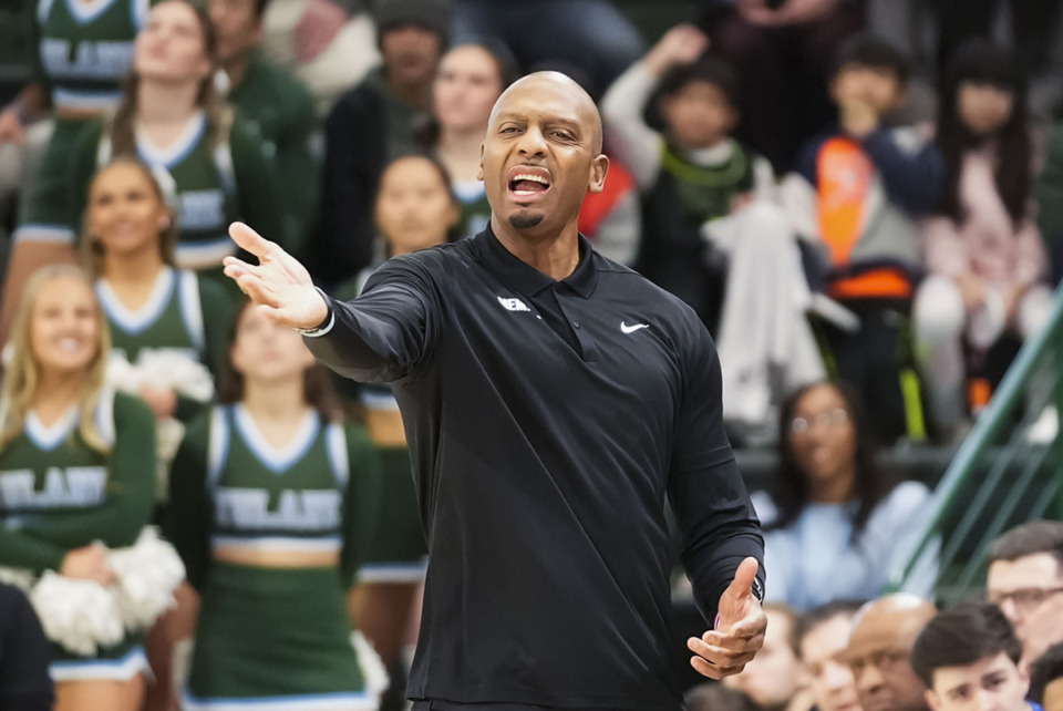 <strong>Memphis head coach Penny Hardaway calls out from the bench during an NCAA college basketball game against Tulane in New Orleans, Sunday, Jan. 21</strong>. (Gerald Herbert/AP Photo)