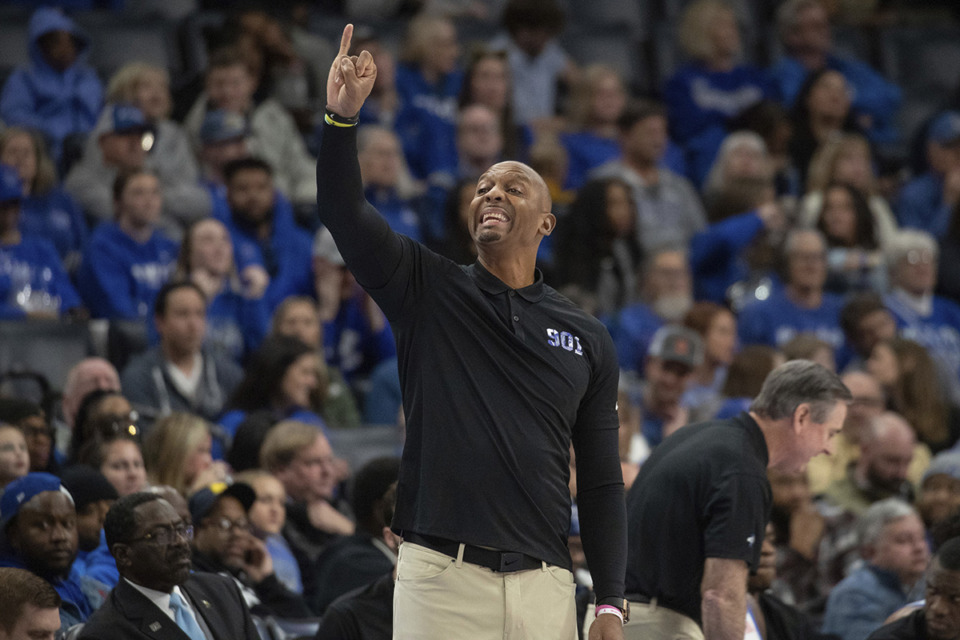 <strong>Memphis head coach Penny Hardaway instructs his team during the first half of an NCAA college basketball game against SMU Jan. 7 in Memphis.</strong> (Nikki Boertman/AP file)