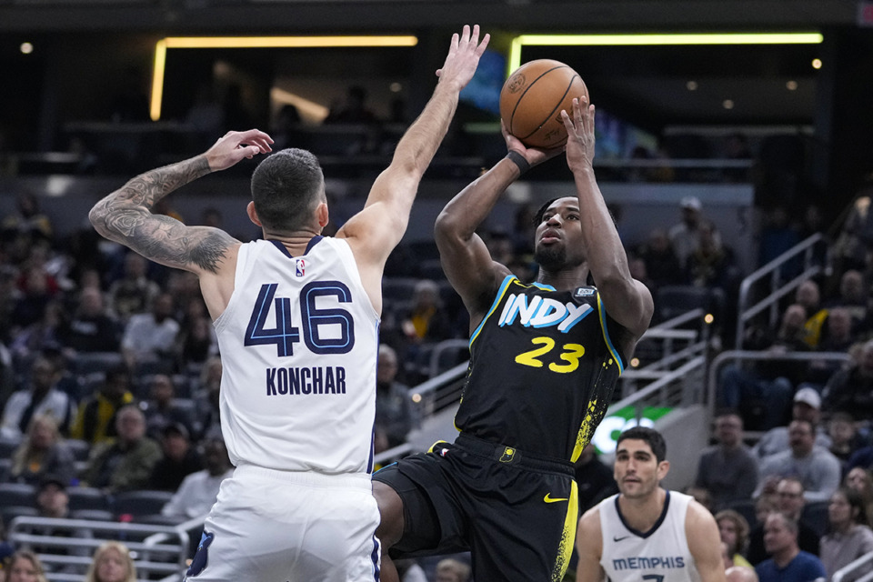 <strong>Memphis Grizzlies guard John Konchar (46) attempts to block a shot from Indiana Pacers forward Aaron Nesmith (23) during the first half of an NBA basketball game in Indianapolis, Sunday, Jan. 28, 2024.</strong> (Michael Conroy/AP Photo)