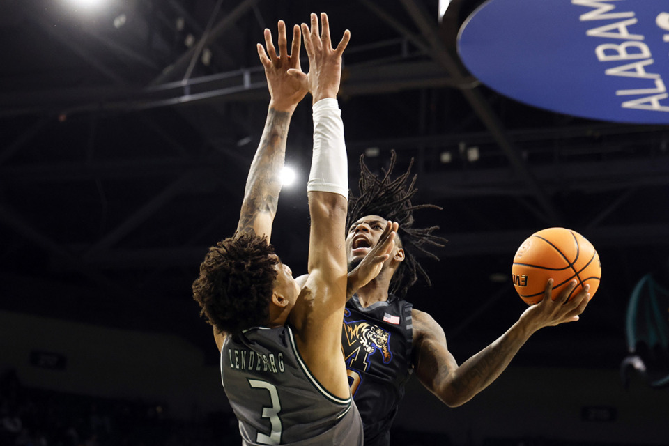 <strong>Memphis guard Jaykwon Walton shoots around UAB forward Yaxel Lendeborg (3) for the basket during the first half of an NCAA college basketball game, Sunday, Jan. 28, 2024, in Birmingham, Ala.</strong> (Butch Dill/AP Photo)