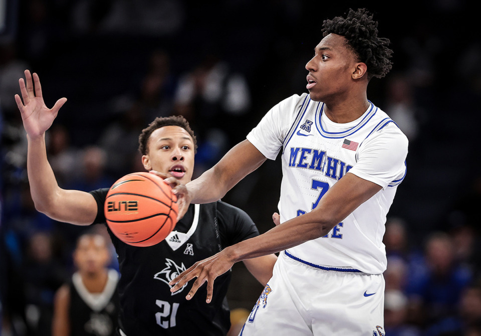 <strong>University of Memphis forward Nae'Qwan Tomlin (7) passes the ball to a teammate during a Jan. 31 game against Rice.</strong> (Patrick Lantrip/The Daily Memphian)