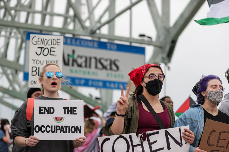 <strong>Several hundred protesters block the Interstate 40 Bridge to demand a ceasefire in Palestine Feb. 3.</strong> (Patrick Lantrip/The Daily Memphian)