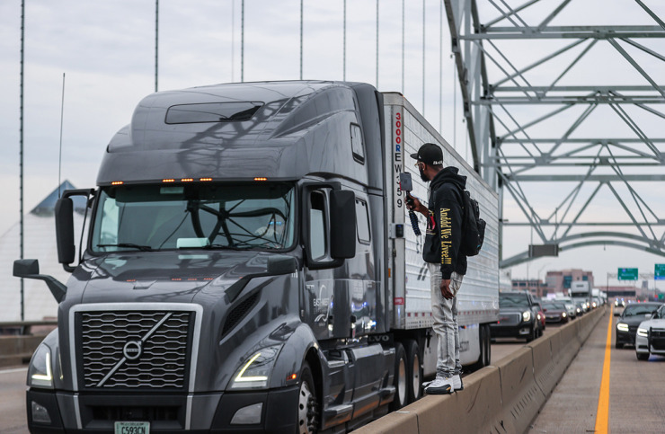 <strong>William Lofton Jr. records westbound traffic as it is resumes during a pro-Palestinian protest that shut the Interstate 40 bridge over the Mississippi River Feb. 3.</strong> (Patrick Lantrip/The Daily Memphian)