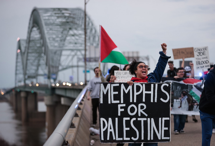 <strong>Activists chant and hold up signs as the wrap up a pro-Palestinian protest that shut the Interstate 40 bridge over the Mississippi River Feb. 3.</strong> (Patrick Lantrip/The Daily Memphian)