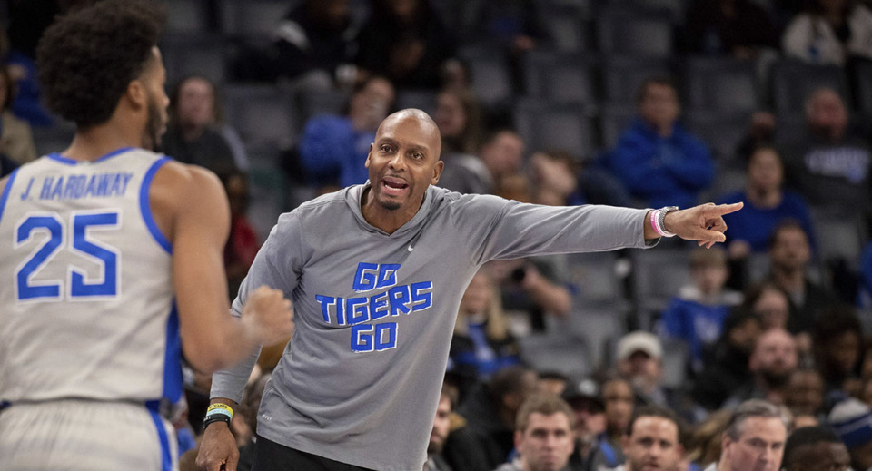 <strong>Memphis head coach Penny Hardaway instructs his team during the second half of an NCAA college basketball game against UTSA Jan. 10 in Memphis.</strong> (Nikki Boertman/AP file)