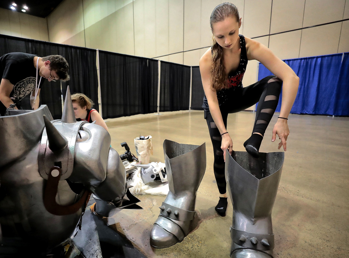<strong>Meagan Herbold, 19, climbs into the boots of her 7-foot Alphonse Elric costume. Herbold's father,&nbsp;John Herbold, crafted the likeness of the "Full Metal Alchemist" character from fiberglass and carbon fiber.&nbsp;</strong>(Jim Weber/Daily Memphian)