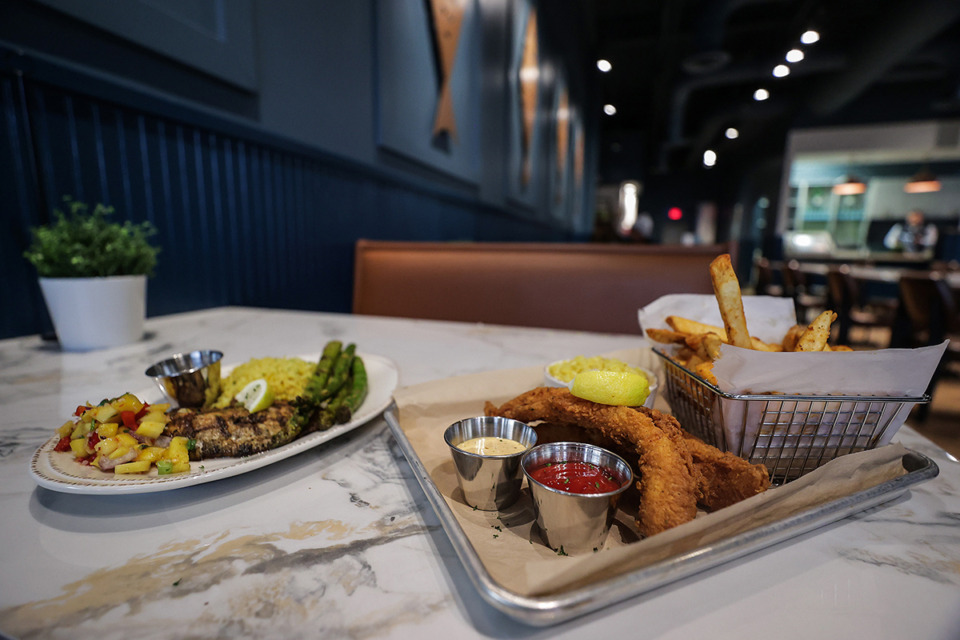 <strong>An order of tilapia and asparagus and an order of fish and chips served at Humdingers in East Memphis.</strong> (Patrick Lantrip/The Daily Memphian)