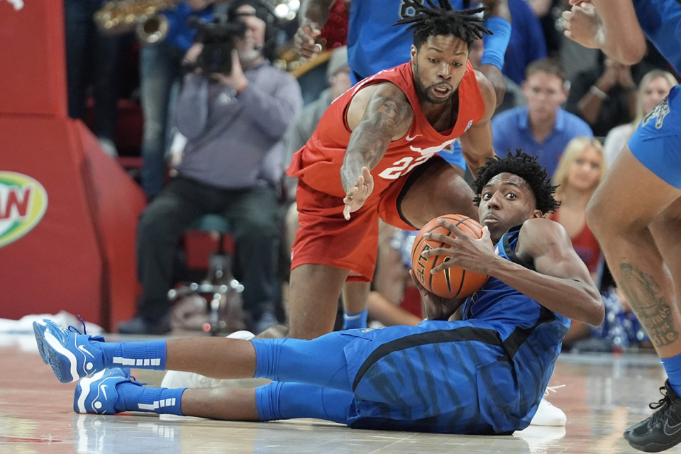 <strong>Memphis forward Nae'Qwan Tomlin (7) looks to move the ball as SMU forward Keon Ambrose-Hylton (22) reaches in on Sunday, Feb. 18, 2024.</strong> (LM Otero/AP Photo)