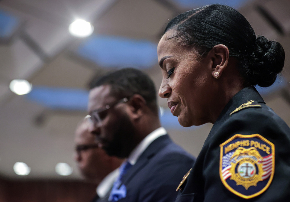 <strong>Cerelyn &ldquo;C.J.&rdquo; Davis and Paul Young bowed their heads during a Jan. 23 Memphis City Council meeting.</strong> (Patrick Lantrip/The Daily Memphian)