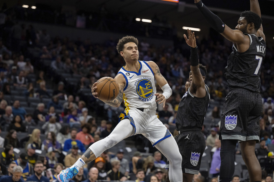<strong>Golden State Warriors guard Lester Quinones (25) makes a pass past Sacramento Kings guard Terence Davis and forward Chimezie Metu (7) in the second half of an NBA basketball game in Sacramento, Calif. April 7, 2023.</strong> (Jos&eacute; Luis Villegas/AP Photo file)