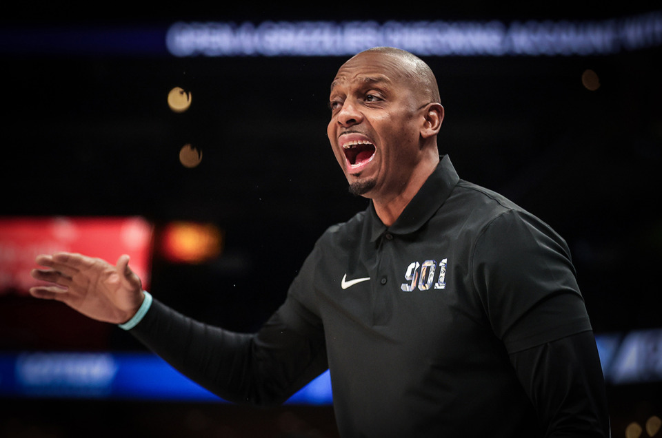 <strong>University of Memphis coach Penny Hardaway tries to get his team's attention during a Feb. 21 game against Charlotte.</strong> (Patrick Lantrip/The Daily Memphian)