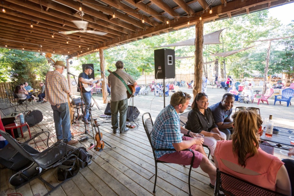 <strong>Patrons listen to a live band outside at Loflin Yard&rsquo;s carriage house.</strong> (The Daily Memphian files)