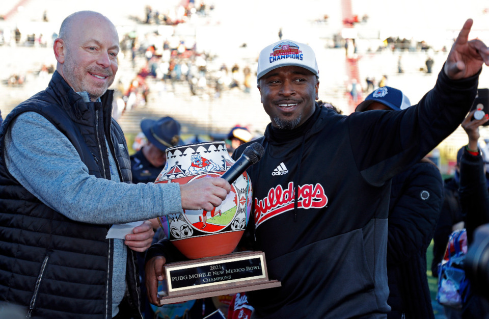 <strong>Lee Marks (right) is expected to be named the new Memphis Tigers running back coach. Marks previously coached the past two seasons at Washington and before that at Fresno State. While at Fresno State, Marks served as interim head coach for one game and won the New Mexico Bowl. </strong>(AP File Photo/Andres Leighton)