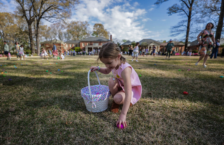 <strong>Children hunt for Easter eggs at the Dixon March 30.</strong> (Patrick Lantrip/The Daily Memphian)