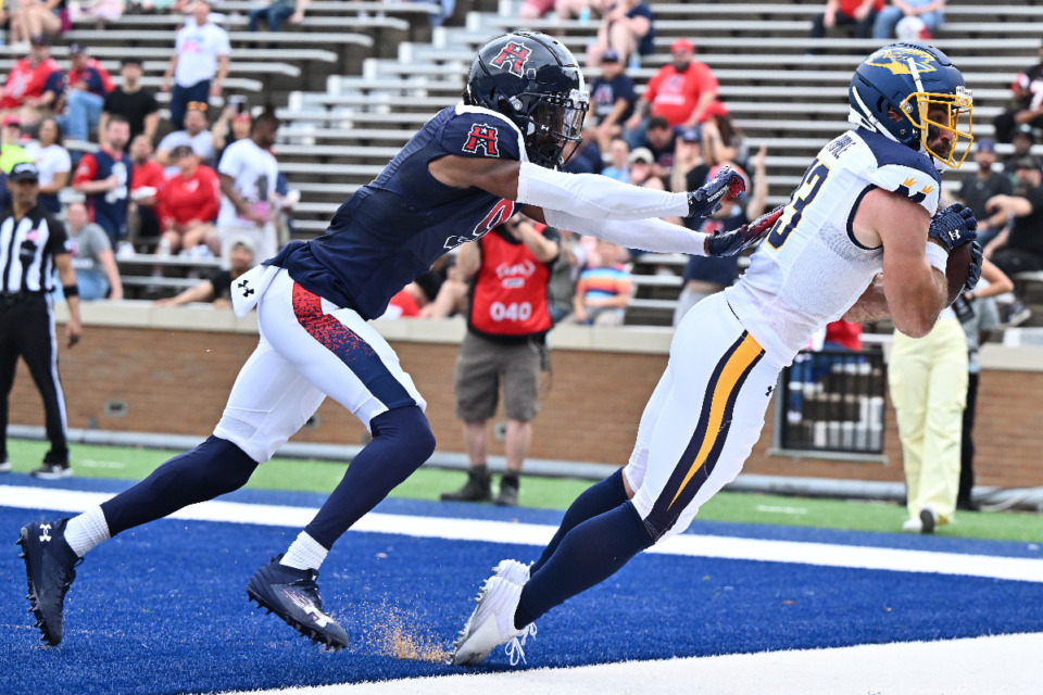<strong>Memphis receiver Vinny Papale hauled in this 11-yard touchdown pass from quarterback Case Cookus to help the Showboats win their UFL season opener against Houston.</strong> (Courtesy Memphis Showboats/Getty)
