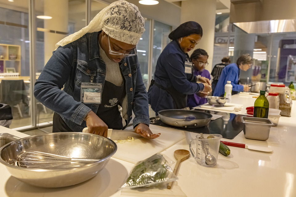 <strong>Kiara Bruce (left,) preps food during a&nbsp; Cook Well, Be Well class at Crosstown Concourse.&nbsp;Classes are offered in person from 10 a.m. until noon on Tuesdays or 5:30 to 7:30 p.m. on Thursdays.</strong> (Ziggy Mack/Special to The Daily Memphian)&nbsp;