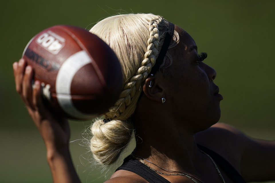 <strong>Sa'Mir Braccey, 17, throws a pass as she tries out for the Redondo Union High School girls flag football team on Sept. 1, 2022, in Redondo Beach, Calif. TSSAA approved flag football as a sanctioned emerging sport for high shcool girls Tuesday, April 9.</strong> (Ashley Landis/AP Photo file)