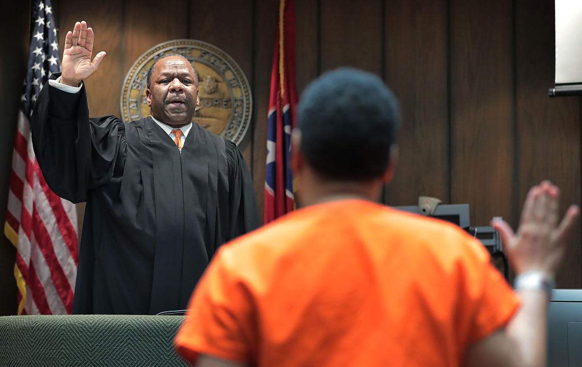 <strong>Judge Lee Coffee swears in Sherra Wright during a July 25, 2019, hearing during which Wright pleaded guilty&nbsp;</strong><span class="s1"><strong>to the&nbsp;charge of facilitation of first-degree murder in the 2010 death of her ex-husband, former Grizzlies player Lorenzen Wright. </strong>(Jim Weber/Daily Memphian)</span>