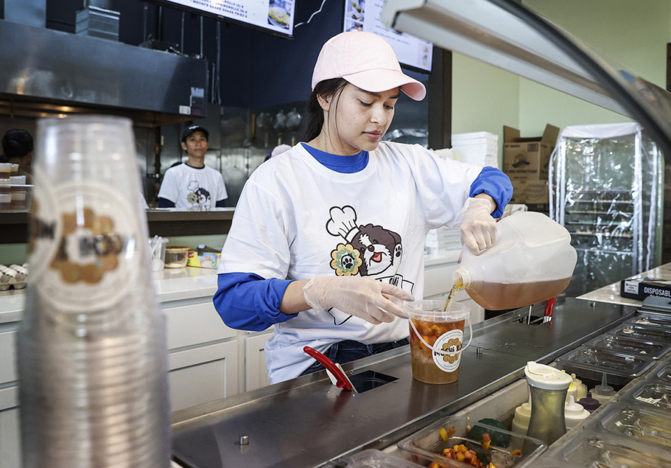 <strong>Mochi and Mi&rsquo;s Margret Tong makes a tropical juice at the Vietnamese restaurant inside the Rio Grande Market April 22.</strong> (Mark Weber/The Daily Memphian)