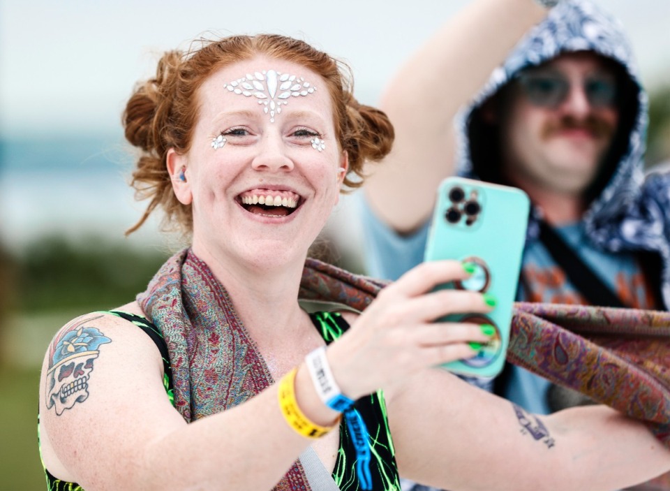 <strong>As a Daily Memphian photographer takes a fan&rsquo;s picture, she returns the favor with her cell phone.</strong> (Mark Weber/The Daily Memphian)