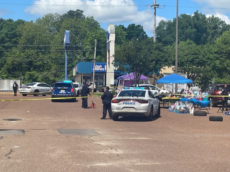 <strong>Officers investigate a shooting that resulted in multiple people shot in the parking lot of a Kroger store at East Shelby Drive and Elvis Presley Boulevard in Whitehaven.</strong> (Julia Baker/The Daily Memphian)