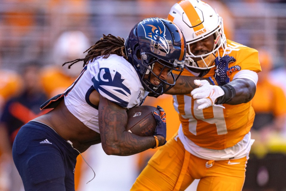 <strong>UTSA running back Robert Henry, left, hits Tennessee linebacker Elijah Herring (44) on Sept. 23, 2023, in Knoxville.</strong> (Wade Payne/AP file)