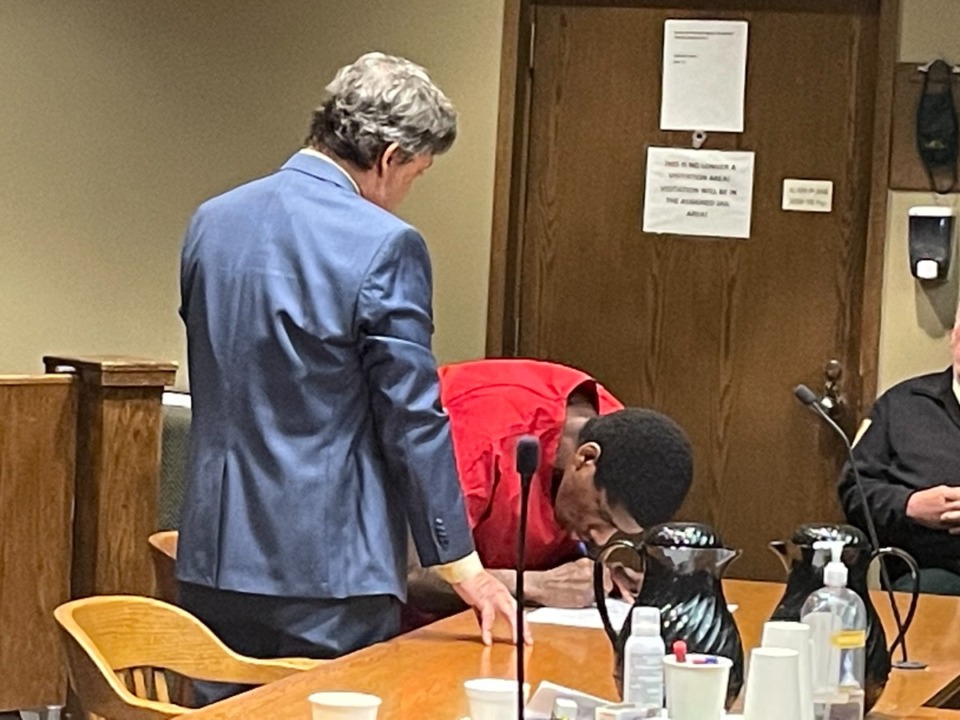 <strong>Quandarius Richardson, 24, signs paperwork prior to entering a guilty plea in Shelby County Criminal Court Division 8 Judge Chris Craft&rsquo;s courtroom Thursday, May 16.</strong> (Julia Baker/The Daily Memphian)