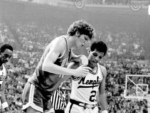 <strong>UCLA center Bill Walton (left), who died Monday, is helped off the court by Memphis State&rsquo;s Larry Finch, during the final stages of the 1973 NCAA Men&rsquo;s National Championship game in St. Louis. Walton, made 21 of 22 shots and scored 44 points to lift UCLA over Memphis State, but one of the lasting images of the game was when Finch helped Walton, in a show of sportsmanship, off the floor</strong><strong>.&nbsp;</strong>(AP File Photo)