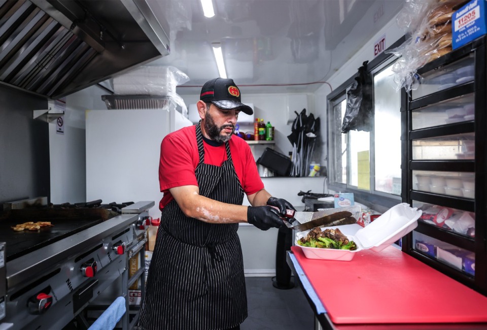 <strong>Luis Rivas prepares a hibachi dish at his food truck, Alnova XV at 5735 Mt. Moriah.</strong> (Patrick Lantrip/the Daily Memphian)