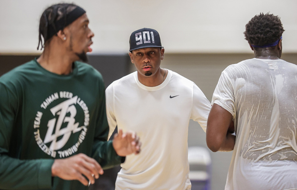 <strong>Memphis Tigers head coach Penny Hardaway, center, works out with DeAndre Williams, left, and some of his former players at the Laurie-Walton Family Basketball Center,&nbsp;</strong><strong>June 12, 2024.</strong> (Patrick Lantrip/The Daily Memphian)