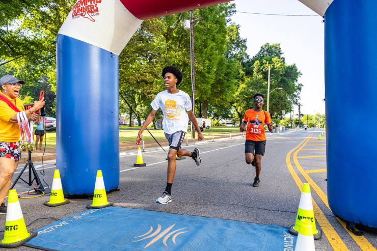 <strong>Youths finish the 2&frac12;-mile run during the Juneteenth Festival at Health Sciences Park June 15.</strong> (Benjamin Naylor/The Daily Memphian)