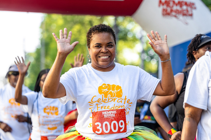 <strong>Participants begin the 2&frac12;-mile run at the Juneteenth Festival at Health Sciences Park June 15.</strong> (Benjamin Naylor/The Daily Memphian)