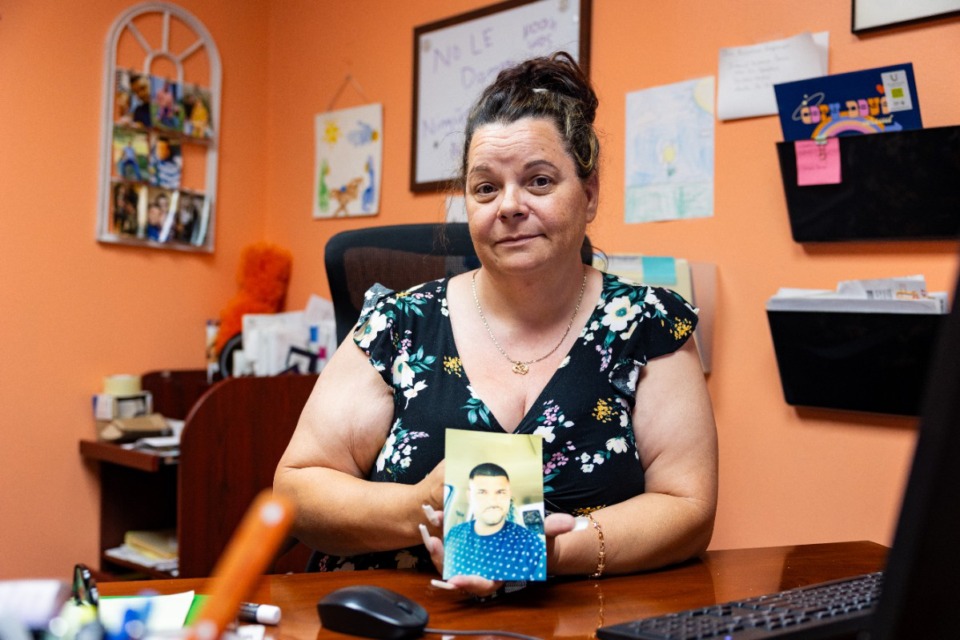 <strong>Katina Nunez holds a picture of her husband Elvin, who was killed in a pedestrian crash two years ago.</strong> (Benjamin Naylor/The Daily Memphian)