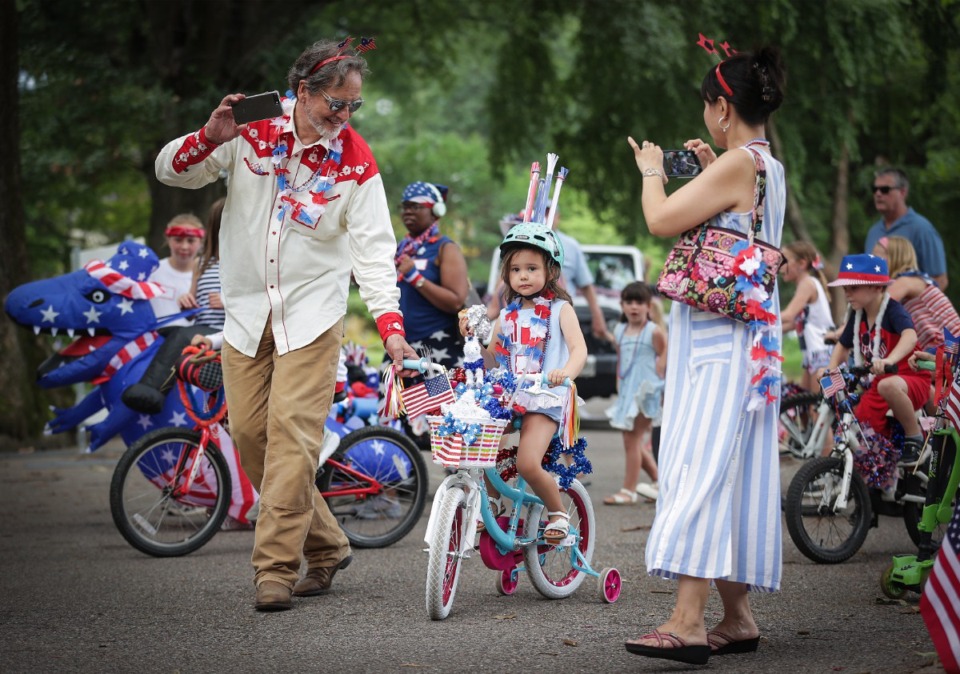 <strong>Families on bicycles make their way down York Avenue in Central Gardens on July 4, 2023.&nbsp;This year&rsquo;s Central Gardens Association July 4th Parade starts at 9 a.m. Thursday, July 4.</strong> (Patrick Lantrip/The Daily Memphian file)