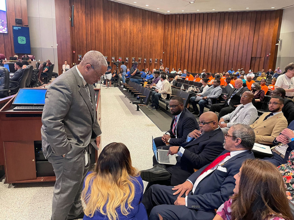 <strong>Memphis Mayor Paul Young, Memphis City council members Janika White and Edmund Ford, Sr., Memphis interim chief financial officer Walter Person and interim chief operating officer Antonio Adams huddle Tuesday ahead of a vote on the city&rsquo;s budget.</strong> (Samuel Hardiman/The Daily Memphian)