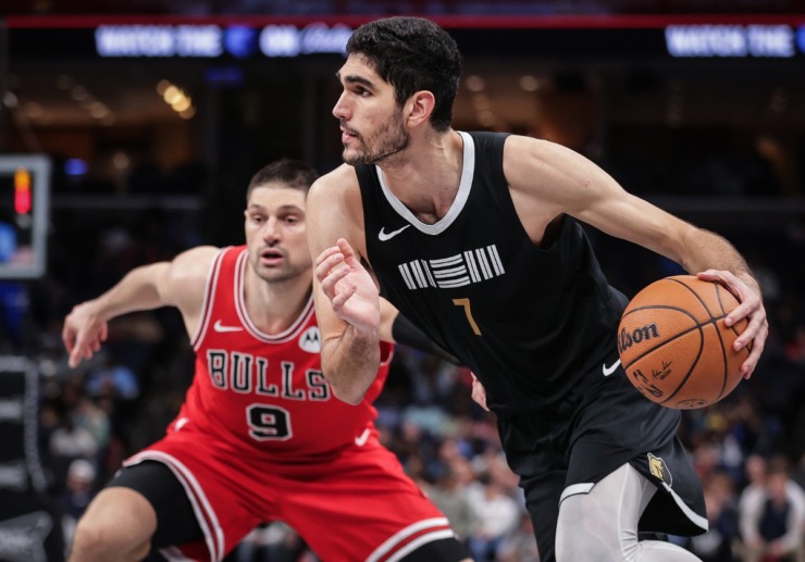 Memphis Grizzlies forward Santi Aldama (7) drives the basket during a Feb. 8, 2024 game against the Chicago Bulls. (Patrick Lantrip/The Daily Memphian file)