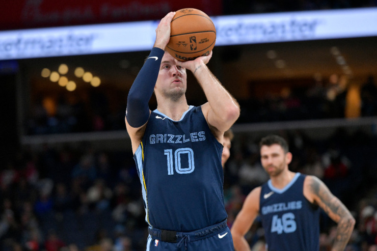 Memphis Grizzlies guard Luke Kennard (10) plays in the second half of an NBA basketball game against the Houston Rockets Wednesday, Feb. 14, 2024, in Memphis, Tenn. (AP Photo/Brandon Dill)