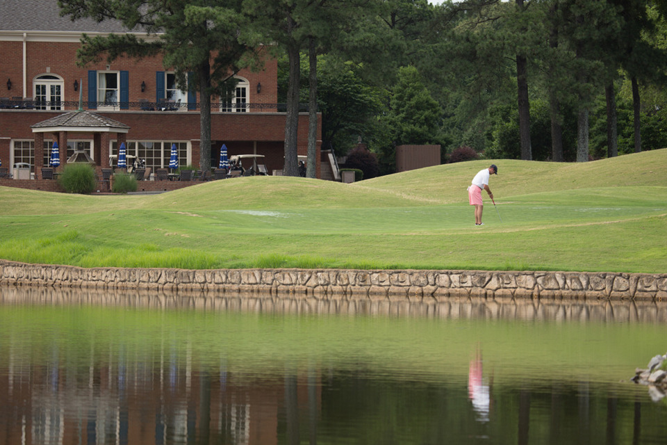 <strong>Bill Goodknight sets up a put at Colonial Country Club in Cordova. The former Colonial Country Club was in East Memphis, bordered by Park Avenue on the south, Perkins Road, Southern Avenue and Colonial Road.&nbsp;</strong>(The Daily Memphian file)&nbsp;