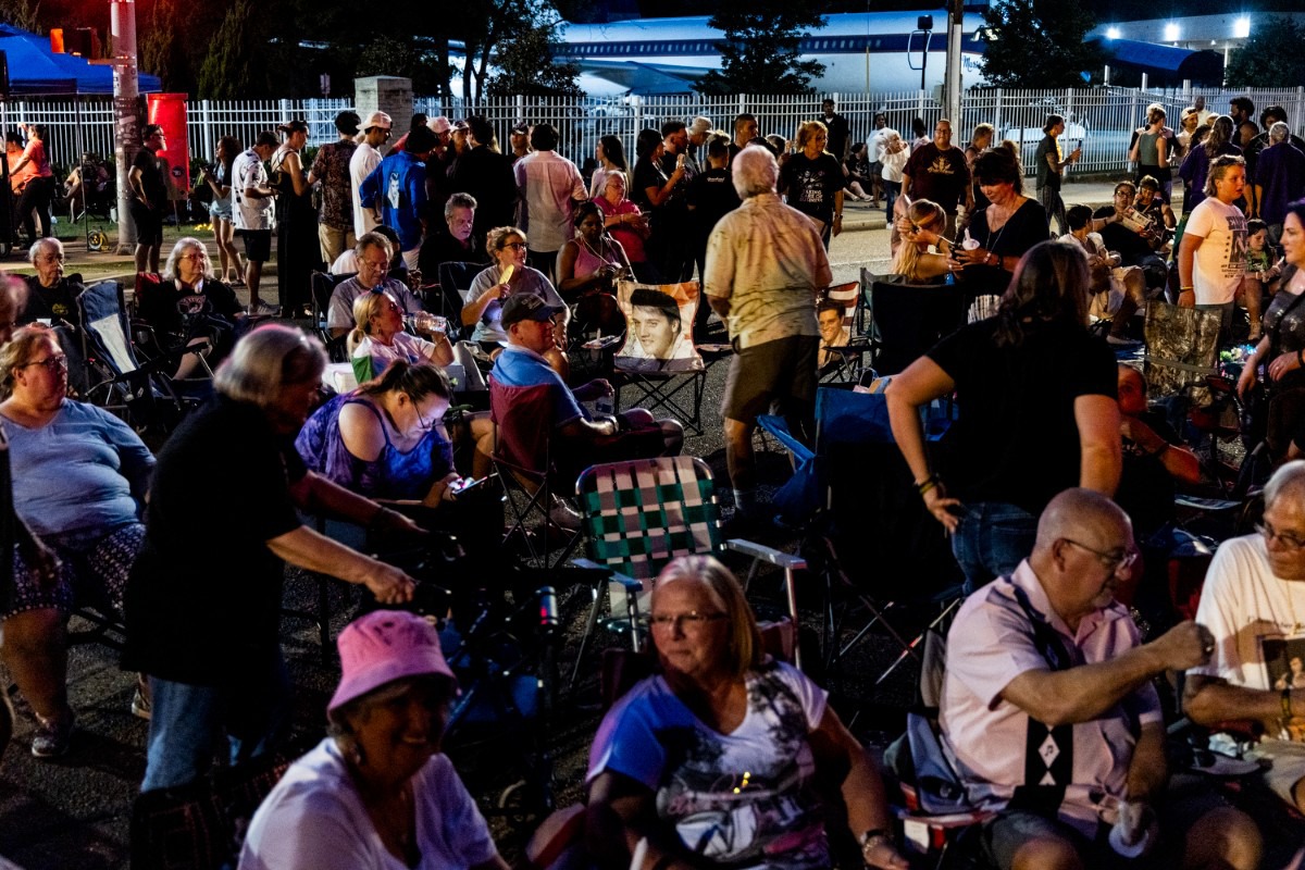 <strong>Anticipating long lines, many fans brought folding chairs to the gates of Graceland Thursday to await the vigil.</strong>&nbsp;(Brad Vest/Special to The Daily Memphian)